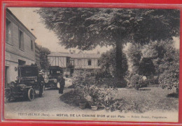 Carte Postale 27. Petit  Andelys Hotel De La Chaîne D'Or  Tacots Voitures Robert Boirel Prop.   Très Beau Plan - Les Andelys