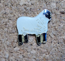 Pin's - Mouton Noir Et Blanc - Animales