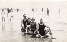 Carte Photo D'une Famille En Maillot De Bain A La Plage Vers 1930 - Personnes Anonymes