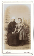 PHOTO CDV  Vers 1900 **  FILLETTE AVEC SA GRAND MERE      ** PHOTOGRAPHE MERIEL  A FALAISE   ** - Old (before 1900)