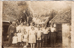 Carte Photo D'une Famille Posant Dans La Cour De Leurs Maison Vers 1930 - Anonymous Persons
