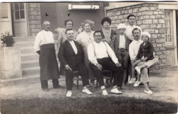 Carte Photo D'une Famille Posant Devant Leurs Maison A Deauville En 1929 - Anonieme Personen