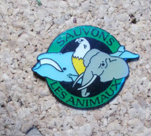 Pin's - Sauvons Les Animaux - éléphant, Baleine Et Oiseaux - Animales