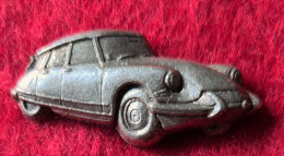 SUPER PIN'S CITROËN, DS En ZAMAC ARGENT 3D, Clou Serti, Format 2,5X1,3cm - Citroën