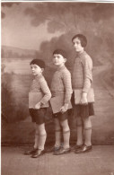 Carte Photo D'une Jeune Fille élégante Avec Deux Jeune Garcons Posant Dans Un Studio Photo - Personnes Anonymes