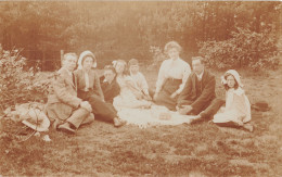 R333575 Family Photos. Women And Men With Children Sit In The Meadow. Postcard - Monde