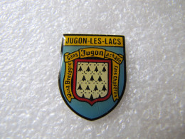 PIN'S    JUGON LES LACS  BLASON - Città