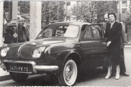 PHOTO-ORIGINALE-  UN COUPLE A COTÉ DE L'AUTOMOBILE VOITURE ANCIENNE RENAULT DAUPHINE - Cars