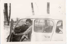 PHOTO-ORIGINALE- UN HOMME ASSIS DANS L' AUTOMOBILE VOITURE ANCIENNE 4 L - Automobile