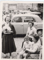 PHOTO-ORIGINALE-  DES JEUNES FEMMES ET L'AUTOMOBILE VOITURE ANCIENNE PEUGEOT 403 - Cars