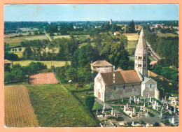 Ppgf/ CPSM Grand Format - AIN - BAGE LE CHATEL - ÉGLISE SAINT ANDRÉ - Vue Aérienne, Cimetière Et Cours De Tennis - Non Classificati