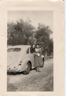 PHOTO-ORIGINALE-  DEUX JEUNES FEMMES ET L'AUTOMOBILE VOITURE ANCIENNE OPEL KAPITAN 1952 - Automobiles