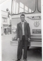 PHOTO-ORIGINALE-UN HOMME DEVANT LE BUS-AUTOCAR  AUTOMOBILE  ANCIENNE - Automobiles