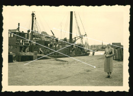 Orig. Foto Um 1933 Schönes Schiff, Kutter, Segelschiff Im Hafen Von Emden - Barcos
