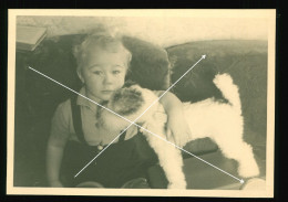Orig. Foto Um 1940 Süsser Junge Auf Sofa Mit Seinem Hund Spielzeug Sweet Boy With A Big Dog, Toy - Anonieme Personen