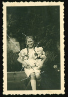 Orig. Foto 40er Jahre Süßes Mädchen Mit Ihren Puppen, Lange Zöpfe, Sweet Girl Teenager With Pigtails And Dolls In Arms - Personnes Anonymes