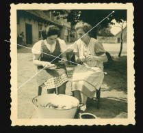 Orig. Foto 40er Jahre Mädchen Schälen Zusammen Kartoffeln Cute Girls Peel Potatoes Together, Typical 40s - Personnes Anonymes