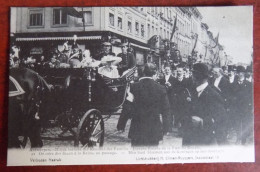 Cpa Anvers ; Joyeuse Entrée De La Famille Royale - On Offre Des Fleurs à La Reine Au Passage - Antwerpen