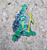 Pin's - Tortue Ninja Avec 2 Sabres Jaunes - Comics