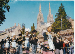 Défilé Des Fêtes De Cornouailles Au Pied Des Remparts De La Cathédrale De Quimper - Quimper