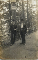 Social History Souvenir Photo Postcard Elegant Men In Nature Hat - Photographie