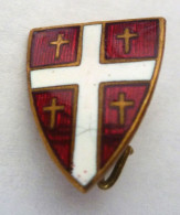 BROCHE  à Identifier - Insigne Religieux ? - 1 Croix Blanche Et 4 Croix Dorées , Fond Rouge , émail - Religion & Esotericism