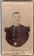 Photo CDV  D'un Officier Francais Du 99 éme Régiment D'infanterie Posant Dans Un Studio Photo A Lyon - Old (before 1900)