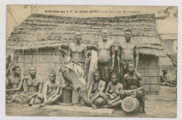 Missions Des P.P. Du Saint Esprit : La Cour D'un Roi Congolais - Femmes Seins Nus (Z4059) - Congo Belge