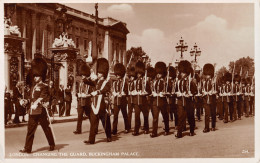 R334304 London. Changing The Guard. Buckingham Palace. RP - Autres & Non Classés