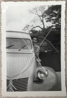 Portrait D’une Jeune Femme Décoiffée Montant Au Volant De Sa CITROËN 2CV Photo Snapshot Vers 1960 - Auto's