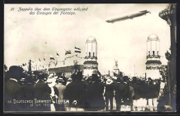 AK Leipzig, Turnfest 1913, Zeppelin über Dem Eingangstor Während Des Einzuges Der Festzüge  - Sonstige & Ohne Zuordnung