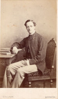 Photo CDV D'un Homme élégant Posant Dans Un Studio Photo A Bayswater - Oud (voor 1900)
