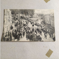 CPA De Ernée - Cavalcade Du 11 Juillet 1909 - Groupe Historique - Carte Très Animée Nombreux Personnages - Ernee