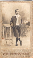 Photo CDV D'un Jeune Garcon élégant Posant Dans Un Studio Photo A Paris - Antiche (ante 1900)