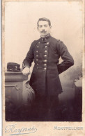 Photo CDV D'un Officier Francais Du 2 éme  Régiment D'infanterie  Posant Dans Un Studio Photo A Montpellier - Old (before 1900)
