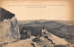 63-PASSAGE DU TRAMWAY DU PUY DE DOME AU GRAND ROCHER ET VUE PRISE SUR LES PUYS NORD - Andere & Zonder Classificatie