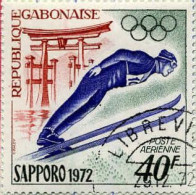 Gabon (Rep) Avion Obl Yv:122 Mi:454 Sapporo Saut à Ski (TB Cachet Rond) - Gabón (1960-...)