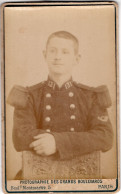 Photo CDV D'un Officier Francais Du 131 éme Bataillon De Chasseur  Posant Dans Un Studio Photo A Paris - Antiche (ante 1900)