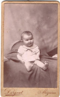 Photo CDV D'un Petit Bébé Posant Dans Un Studio Photo A Mézières - Antiche (ante 1900)