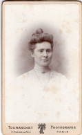 Photo CDV D'une Femme élégante Posant Dans Un Studio Photo A Paris - Antiche (ante 1900)