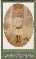 Photo CDV D'une Jeune  Fille élégante Posant Devant Sa Maison - Anciennes (Av. 1900)