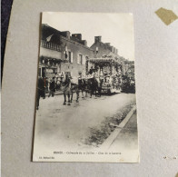 CPA De Ernée - Cavalcade Du 11 Juillet - Char De La Laiterie - Carte Très Animée Nombreux Personnages - Ernee