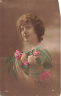 FANTAISIES - Femmes - Femme Avec Des Roses - Colorisé - Carte Postale Ancienne - Women