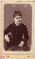 Photo CDV D'une Jeune Fille élégante  Posant Dans Un Studio Photo A Lunéville - Oud (voor 1900)