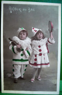 Cpa Enfants Costumés En PIERROT & PIERRETTE .. RETOUR DU BAL . BOUTEILLE . 1909 . CHILDREN BOY . GIRL DRESSED AS CLOWN - Abbildungen