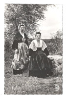 île D'ARZ - ARZ - Deux Jeunes Femmes En Costume Du Pays - N°1106 éd. Du Lys - VENTE DIRECTE X - Other & Unclassified