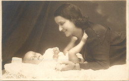 Social History Souvenir Photo Postcard Mother And Baby Bebe - Fotografie