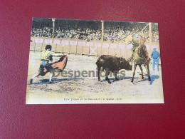 Une  Pique Et Le Matador Au Quite - Corrida