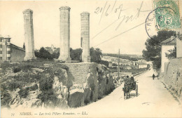 30 - NIMES - LES TROIS PILIERS ROMAINS - Nîmes