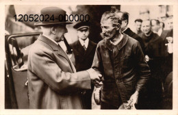 LALIZOLLE . Carte-photo N&B. Pétain Serrant La Main D'un Vieux Travailleur (12 Juin 40)( Rare). Scans Recto-verso - Sonstige & Ohne Zuordnung